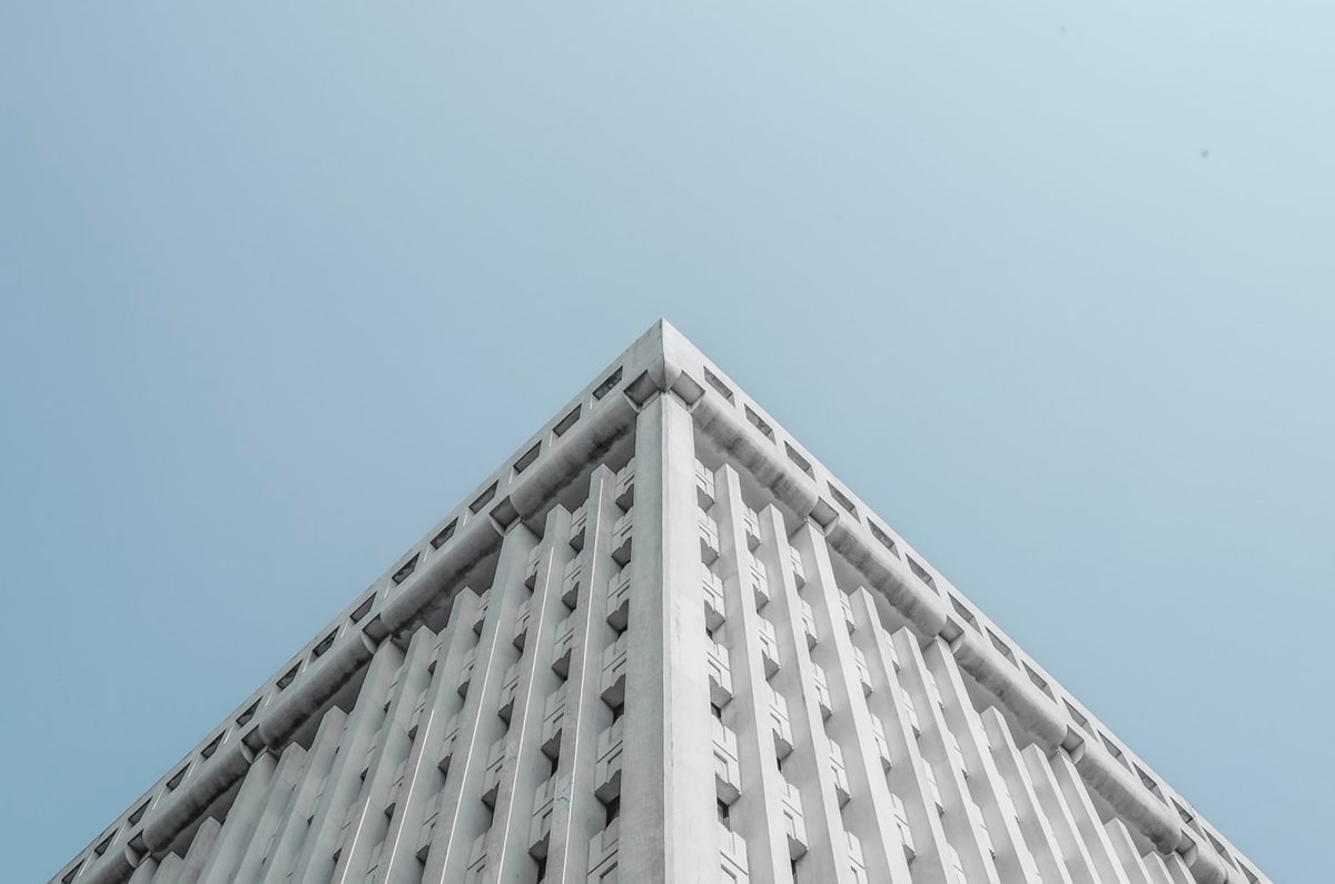 YY漫画像排错:先查推断有没有跳到结论,再把前提补一句(读完再转述)